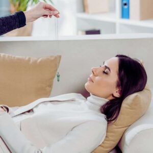 Una mujer esta en estado de introspección con sesiones de hipnosis transformacional con Svit Bytka .Un enfoque práctico y profundo para superar limitaciones internas y recuperar tu bienestar.