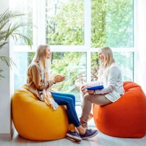 Imagen de gestión emocional con Svit Bytka: sesión de Coaching de vida y Bienestar emocional en un entorno luminoso y natural, enfocado en la gestión emocional.