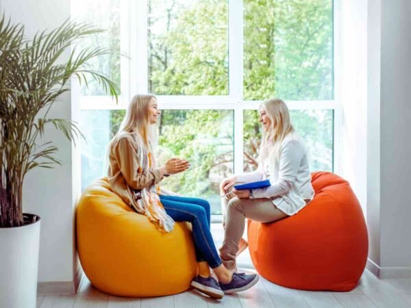 Sesión de coaching emocional con Svit Bytka en entorno natural y luminoso, como parte de los servicios de gestión emocional. Espacio de claridad y acompañamiento estratégico.