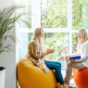 Imagen de gestión emocional con Svit Bytka: sesión de Coaching de vida y Bienestar emocional en un entorno luminoso y natural, enfocado en el bienestar emocional.