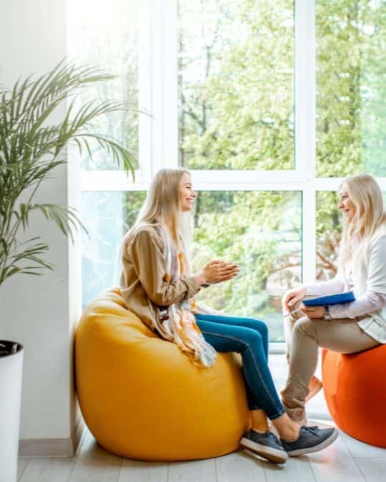 Imagen de gestión emocional con Svit Bytka: sesión de Coaching de vida y Bienestar emocional en un entorno luminoso y natural, enfocado en el bienestar emocional.