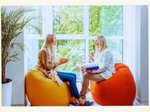 Servicios de bienestar emocional mediante Sesión de coaching de vida con Svit Bytka en entorno natural y luminoso, como parte de los servicios de bienestar emocional. Espacio de claridad y acompañamiento estratégico.