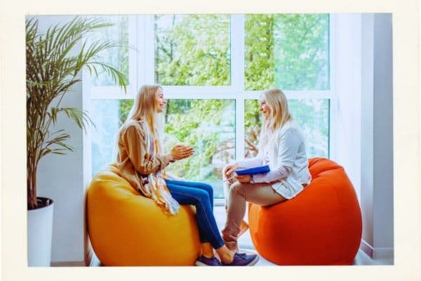 Servicios de bienestar emocional mediante Sesión de coaching de vida con Svit Bytka en entorno natural y luminoso, como parte de los servicios de bienestar emocional. Espacio de claridad y acompañamiento estratégico.