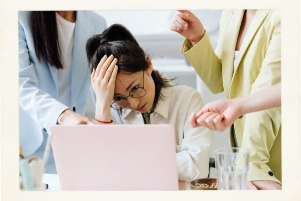 Entre multitud de cursos y talleres se destaca el Curso Gestión Emocional: Ansiedad y Estrés Recupera tu calma. Recupera tu vida. Un programa práctico y transformador para aprender a gestionar la ansiedad y el estrés desde la raíz.