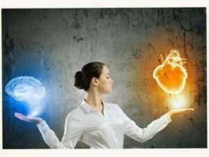 Imagen de servicios de bienestar emocional en Aprende a Estar Bien en una sesión de reprogramación emocional con Svit Bytka, como parte de los servicios de bienestar emocional. Momento de conexión profunda y transformación interior.