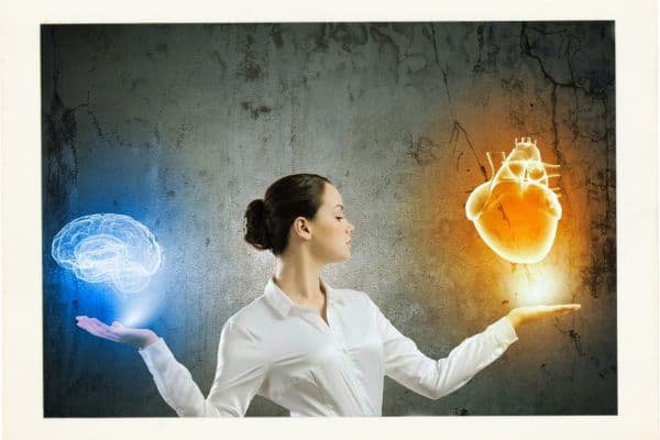 Imagen de servicios de bienestar emocional en Aprende a Estar Bien en una sesión de reprogramación emocional con Svit Bytka, como parte de los servicios de bienestar emocional. Momento de conexión profunda y transformación interior.