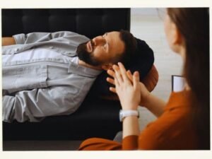 Un hombre esta en estado de introspección con sesiones de hipnosis transformacional con Svit Bytka. Un enfoque práctico y profundo para superar limitaciones internas y recuperar tu bienestar.