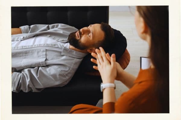 Un hombre esta en estado de introspección con sesiones de hipnosis transformacional con Svit Bytka. Un enfoque práctico y profundo para superar limitaciones internas y recuperar tu bienestar.