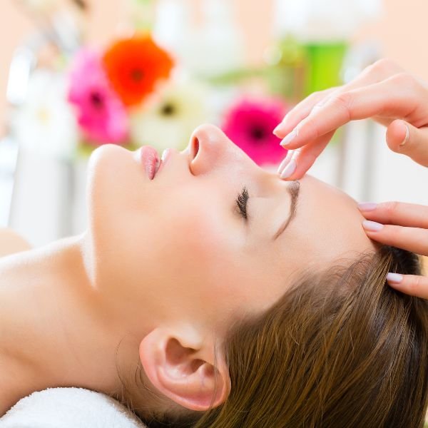 Manos en contacto consciente sobre el rostro, imagen que representa conexión sensorial, presencia corporal y bienestar emocional en la Jornada BioTacto Sensorial.