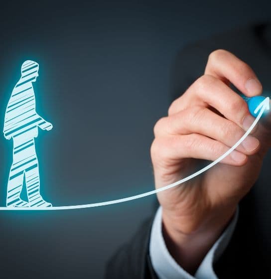 Curva ascendente con figura humana en movimiento, imagen que representa progreso, bienestar emocional y compromiso ético según nuestros Términos y Condiciones.