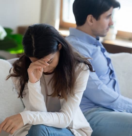 Pareja en momento de desconexión emocional, imagen que representa la importancia del bienestar emocional en las relaciones humanas. Pareja en momento de desconexión emocional, imagen que representa la importancia del bienestar emocional en las relaciones humanas.