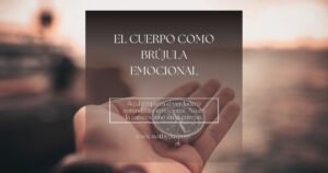 La brújula emocional es la capacidad de sentir el cuerpo como guía interna para comprender, regular y orientar la experiencia emocional. No es una técnica ni un concepto mental, sino un aprendizaje profundo que nace cuando dejamos de analizar lo que sentimos y empezamos a escucharlo desde el cuerpo.